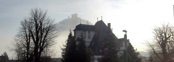 Burg Trifels im Nebel aus Annweiler fotografiert